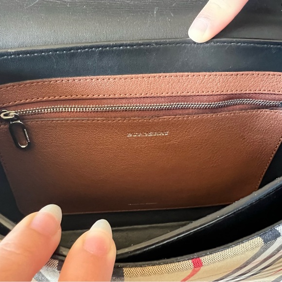 Burberry The D-Ring Medium Bag in Tan Leather with Vintage Check Motif - Picture 9 of 11